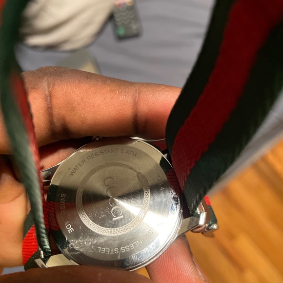 Gucci wristwatch, gently worm, comes in a box, selling it because I got a Rolex. - Picture 3 of 6